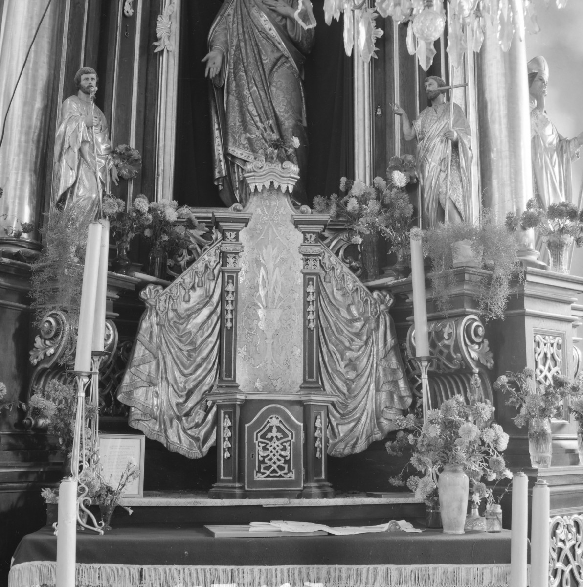 klasztor Bożogrobowców - kościół pw. Ducha Świętego - wnętrze - prezbiterium - tabernakulum, skan 1