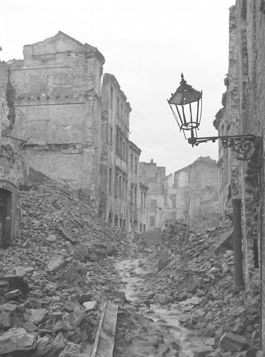 Widok na zrujnowanej zabudowy w kierunku ul. Freta. , skan 1