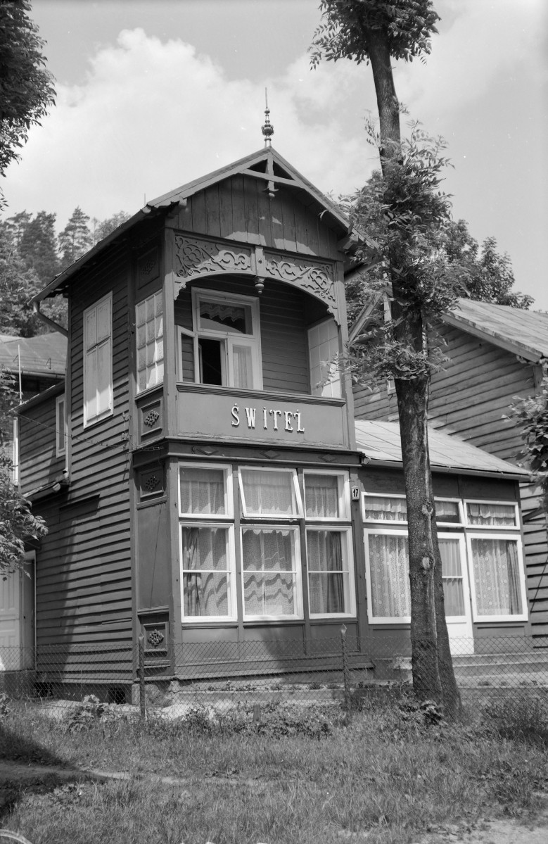 Willa "Świteź" - elewacja frontowa z oszalowaniem oraz trójkątnym szczytem., skan 1