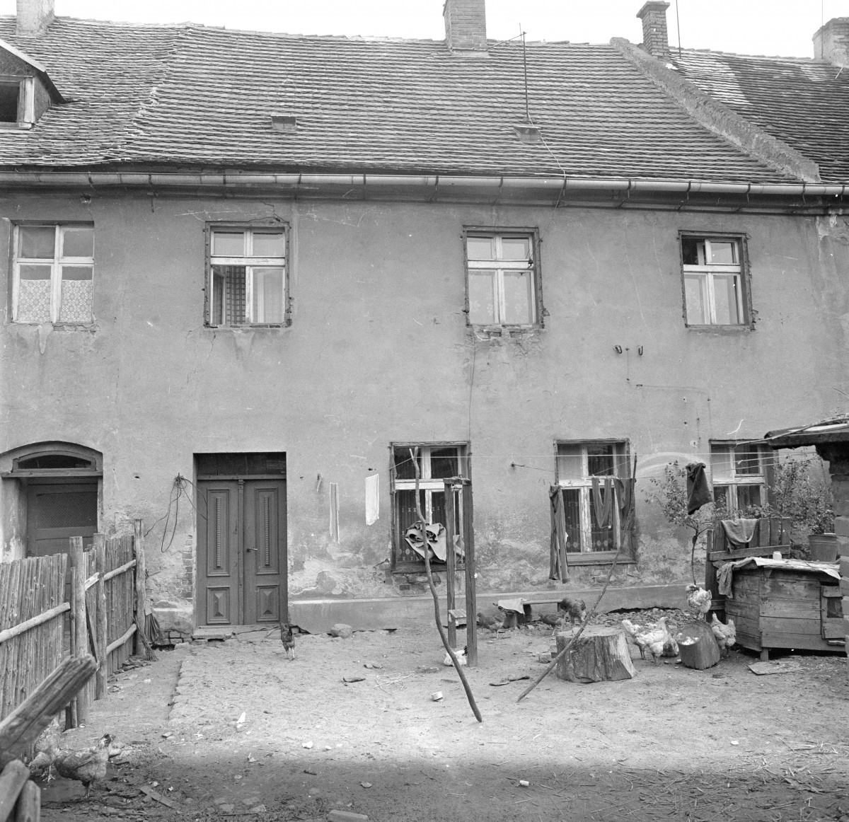 dom mieszkalny - elewacja od podwórza, skan 1