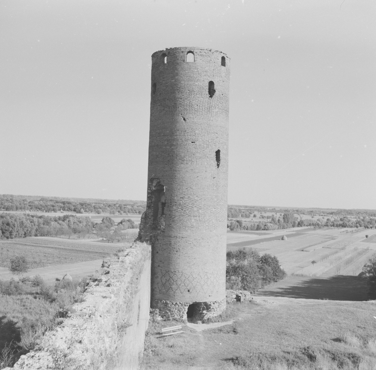 ruiny zamku - baszta, skan 1
