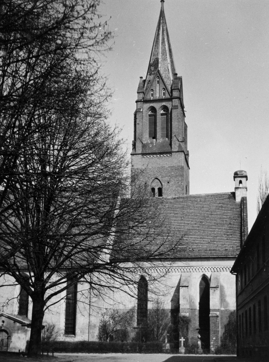 kościół pw. Najświętszej Maryi Panny Matki Pocieszenia /były Kościół Matki Bożej Pocieszenia/ - elewacja południowa - fragment z prezbiterium, skan 1