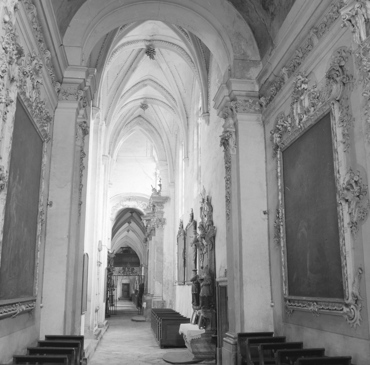 Opactwo Cystersów - kościół klasztorny Wniebowzięcia N.M.P i św. Jana Chrzciciela - wnętrze: prawa nawa z sklepieniem krzyżowo-żebrowym, skan 1