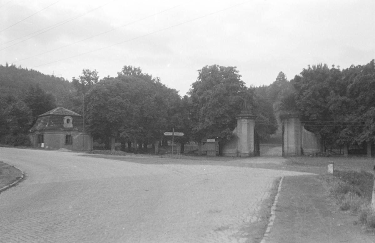 zamek Książ - park krajobrazowy - Brama Książańska (Brama Lwów) oraz domek szwajcarski I - widok z zewnątrz, skan 1