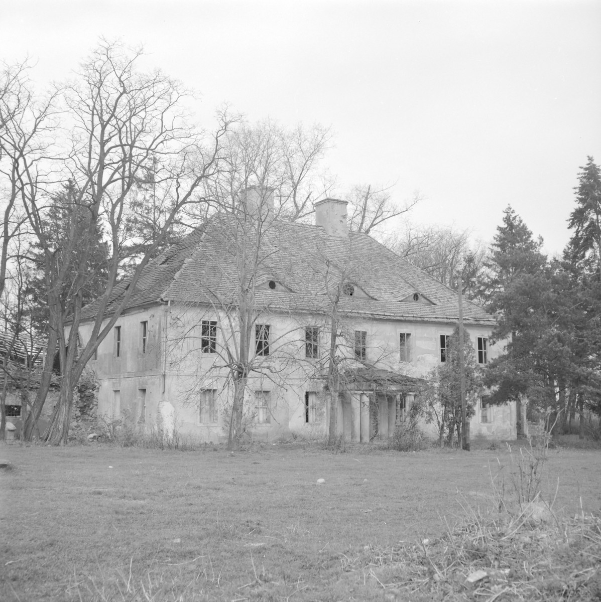 dwór XVIII/XIX w. - widok ogólny, skan 1