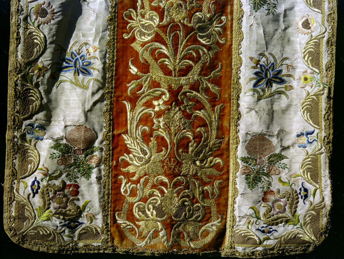 klasztor Benedyktynek - zbiory - ornat haftowany - fragment, skan 1