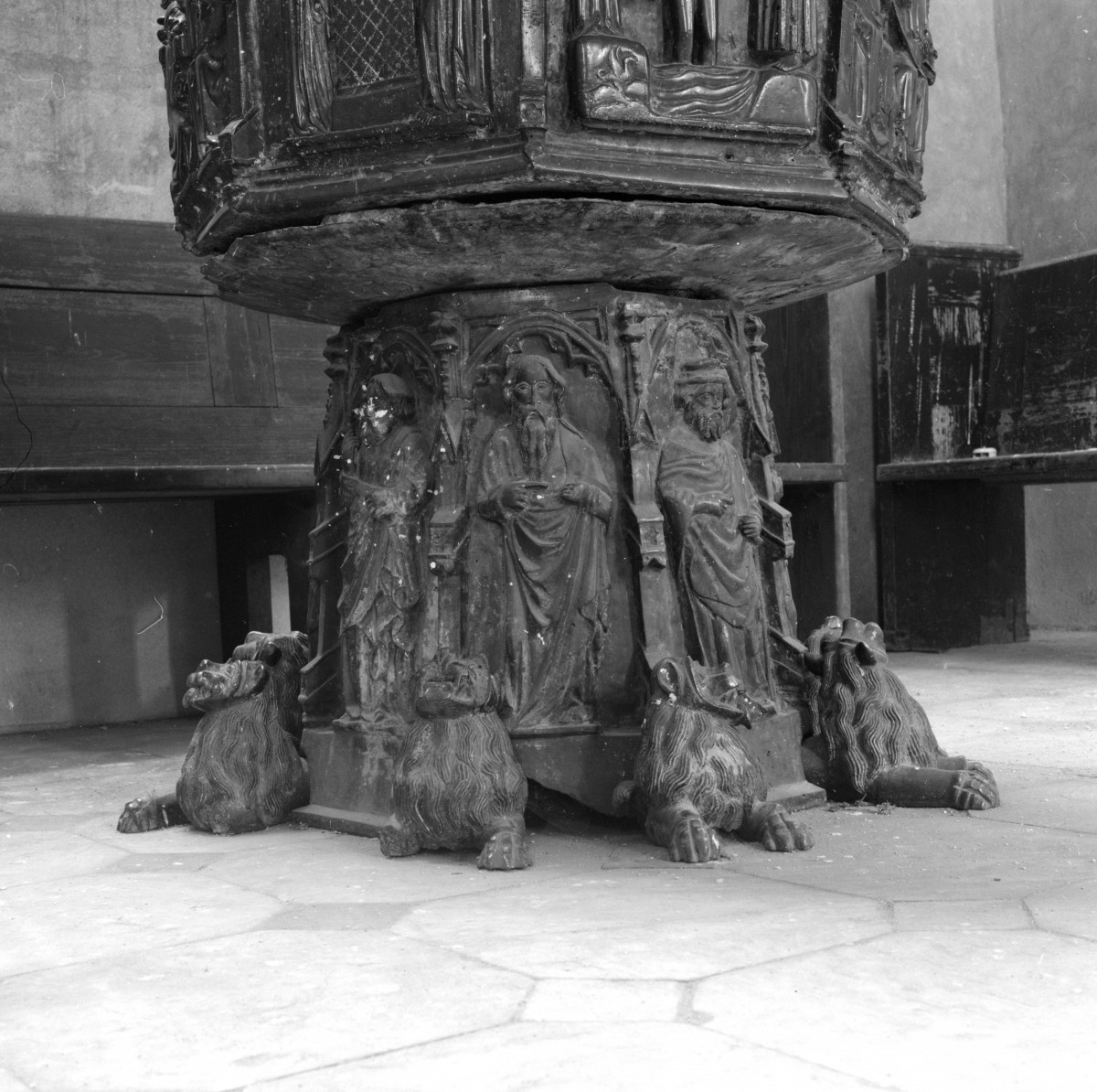 kościół rzymskokatolicki, ob. katedra pw. św. Mikołaja - wnętrze: chrzcielnica - płaskorzeźba na trzonie, skan 1