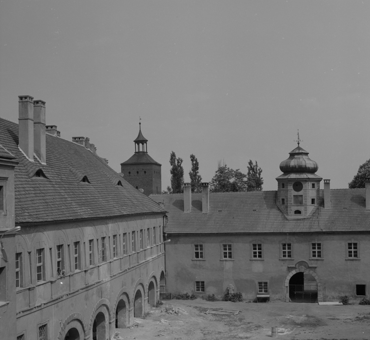 zamek Oppersdorffów - zamek dolny - dziedziniec - widok na skrzydło wschodnie, skan 1