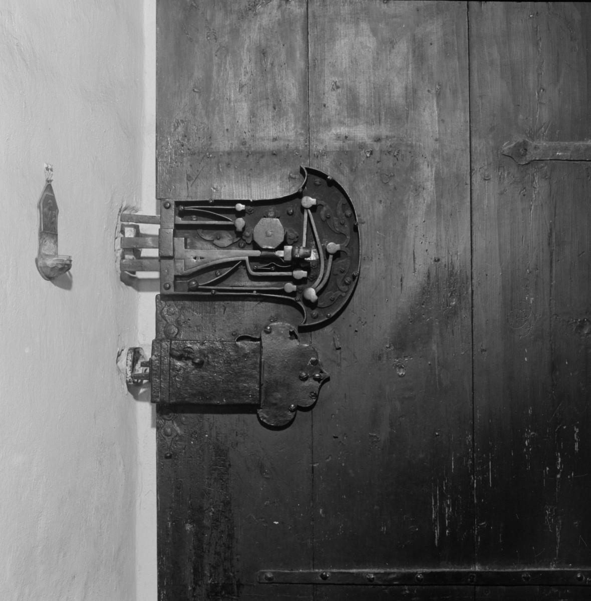 kościół pw. św. Bartłomieja - wnętrze - prezbiterium - drzwi zakrystii z XV wieku - fragment z zamkien, skan 1