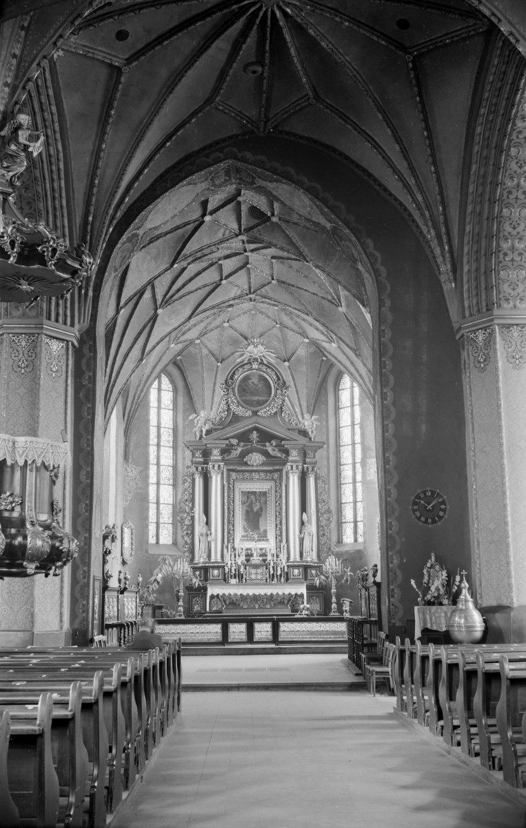 Katedra św. Marcina i Mikołaja - oś widokowa na barokowy ołtarz główny. Po lewej stronie fragment ambony oraz widoczne sklepienie sieciowe., skan 1