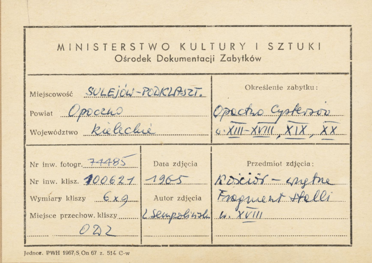 Zespół opactwa cystersów - wnętrze kościoła, fragment nawy głównej, widok na stalle - metryczka, skan 1