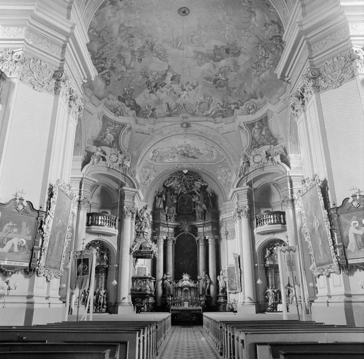 kościół parafialny pw. św. Marcina Biskupa - wnętrze: prezbiterium, skan 1