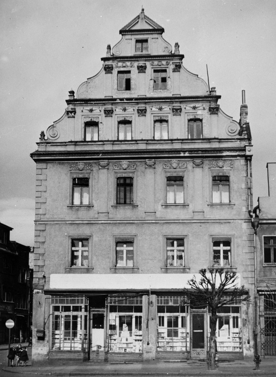 rynek miejski - kamienica - elewacja frontowa, skan 1