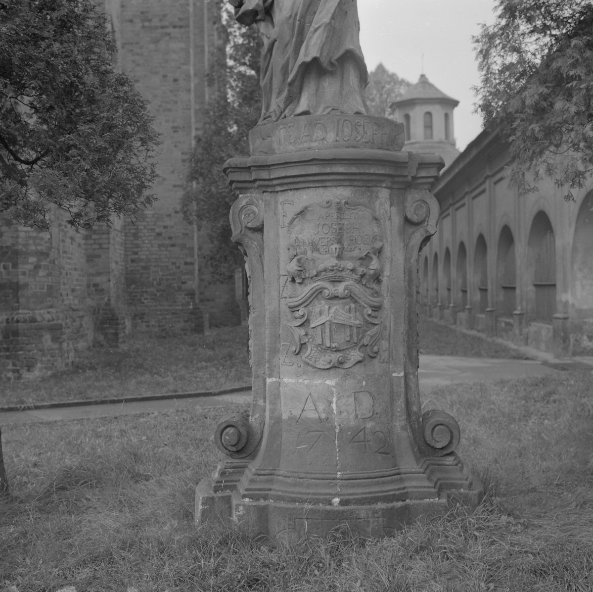 kościół św. Józefa - dziedziniec, figura św. Józefa na dziedzińcu - cokół, skan 1