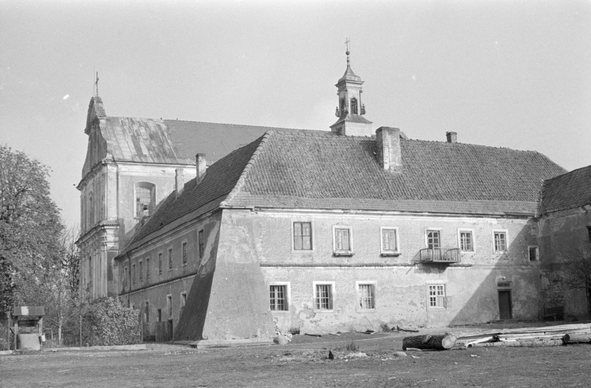 klasztor, kościół, ob. parafialny pw. Imienia Jezus - elewacja południowa, skan 1