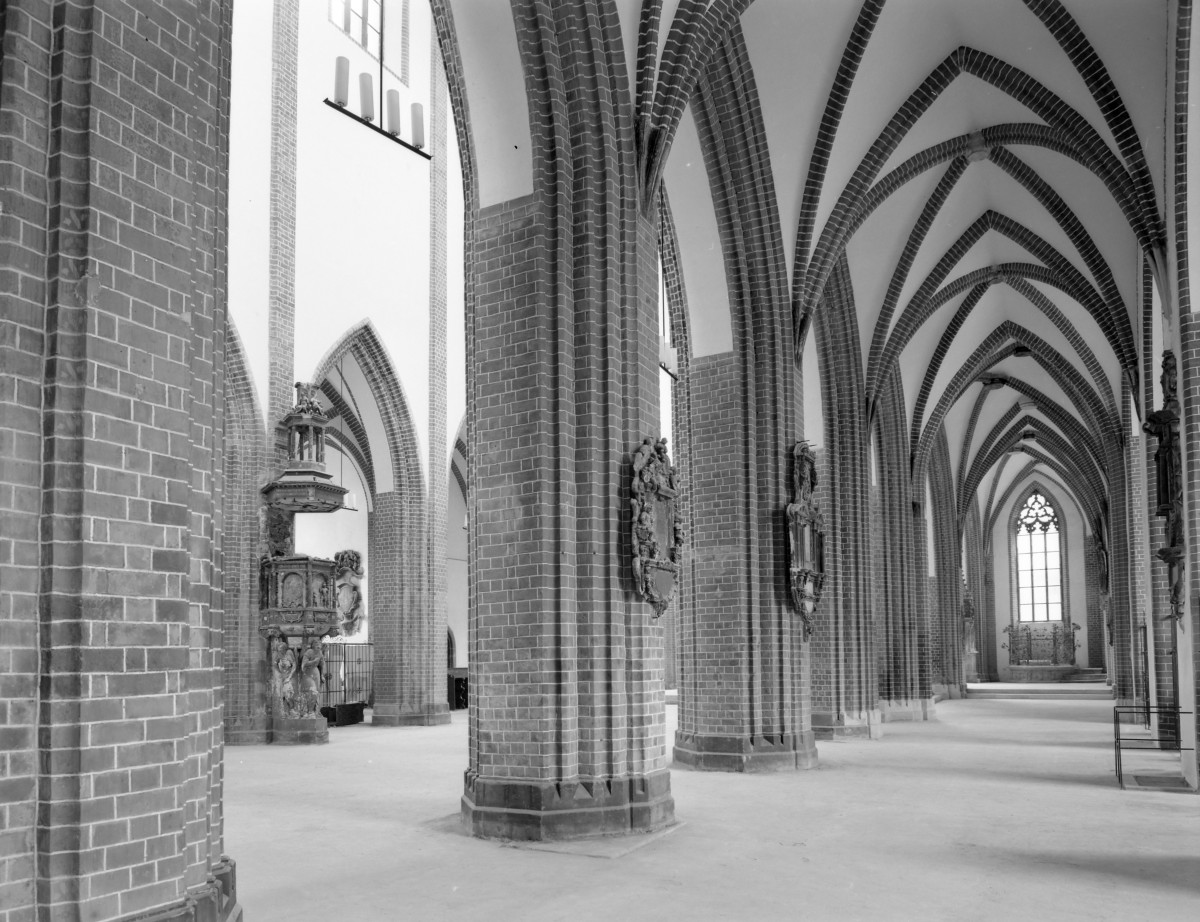 kościół pw. św. Marii Magdaleny, ob. katedra polskokatolicka - wnętrze: widok na nawę boczną i główną, skan 1