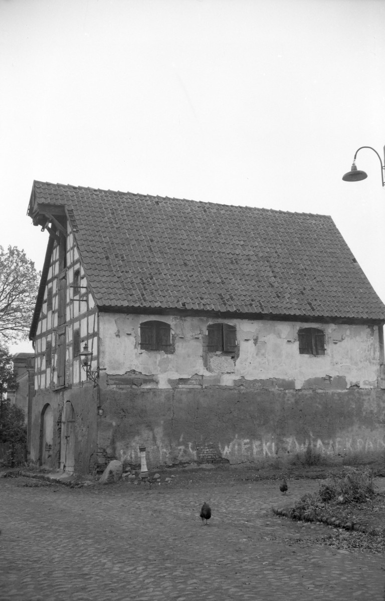Spichlerz - elewacja boczna z widoczną elewacją ryglową szczytu, skan 1