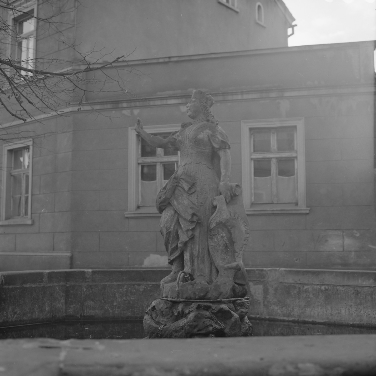 fontanna z alegorią kobiety - detale, skan 1