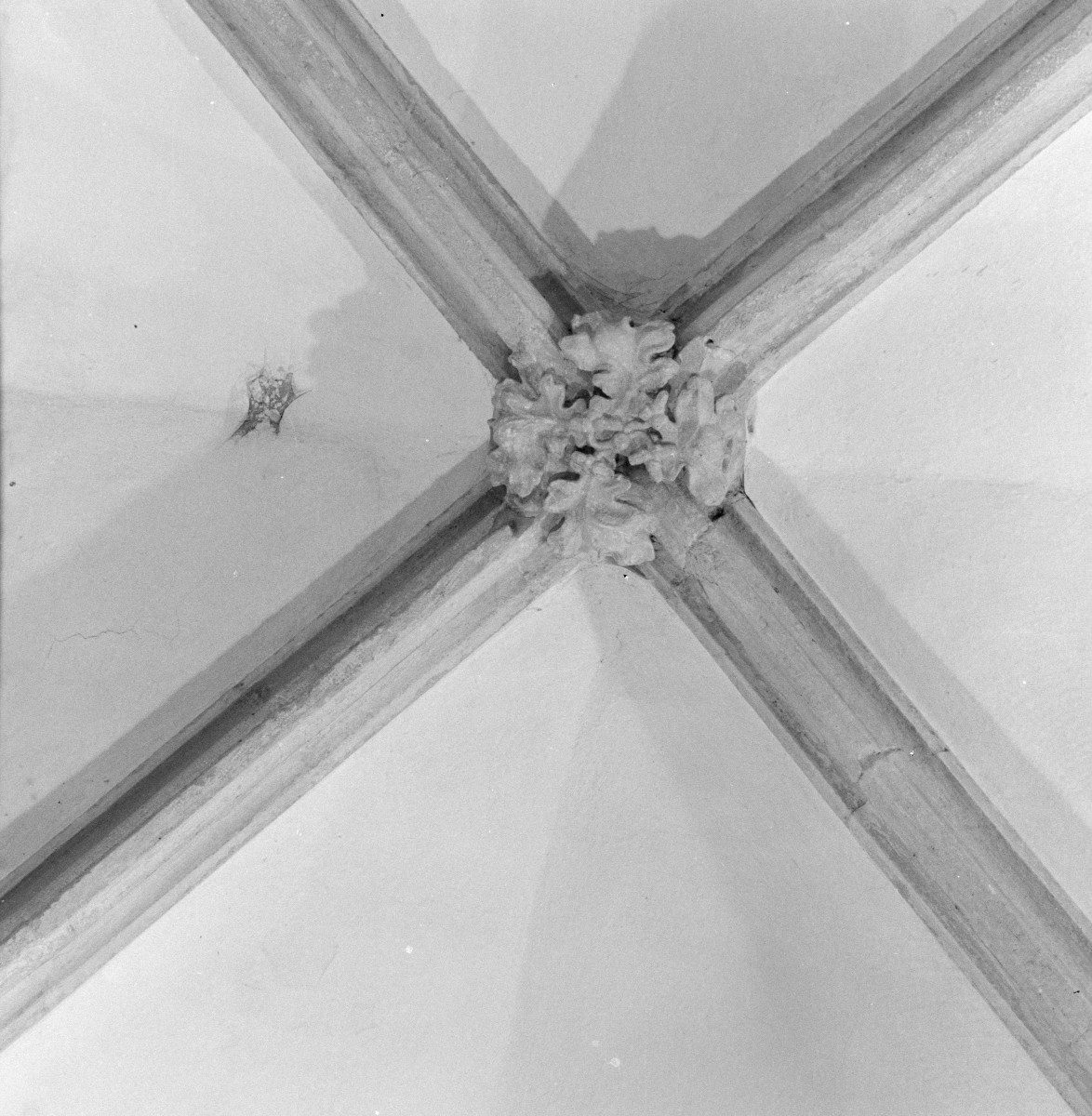 kościół pw. śś. Piotra i Pawła - wnętrze - zwornik sklepienia, skan 1