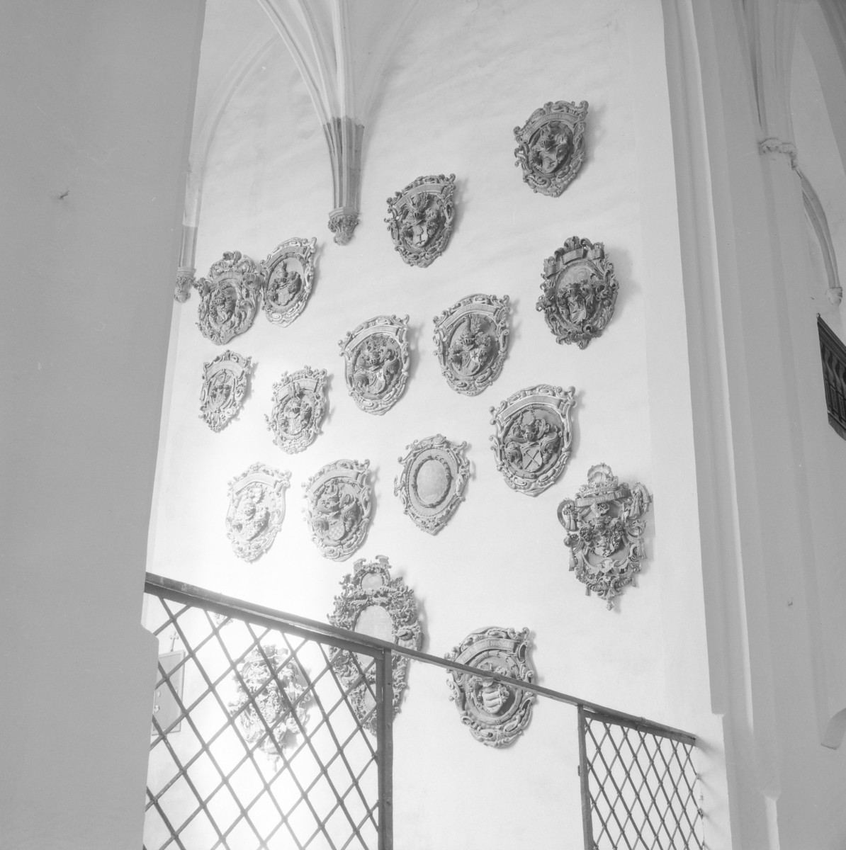 Kościół św. Elżbiety - wnętrze. Ściana transeptu z herbami., skan 1
