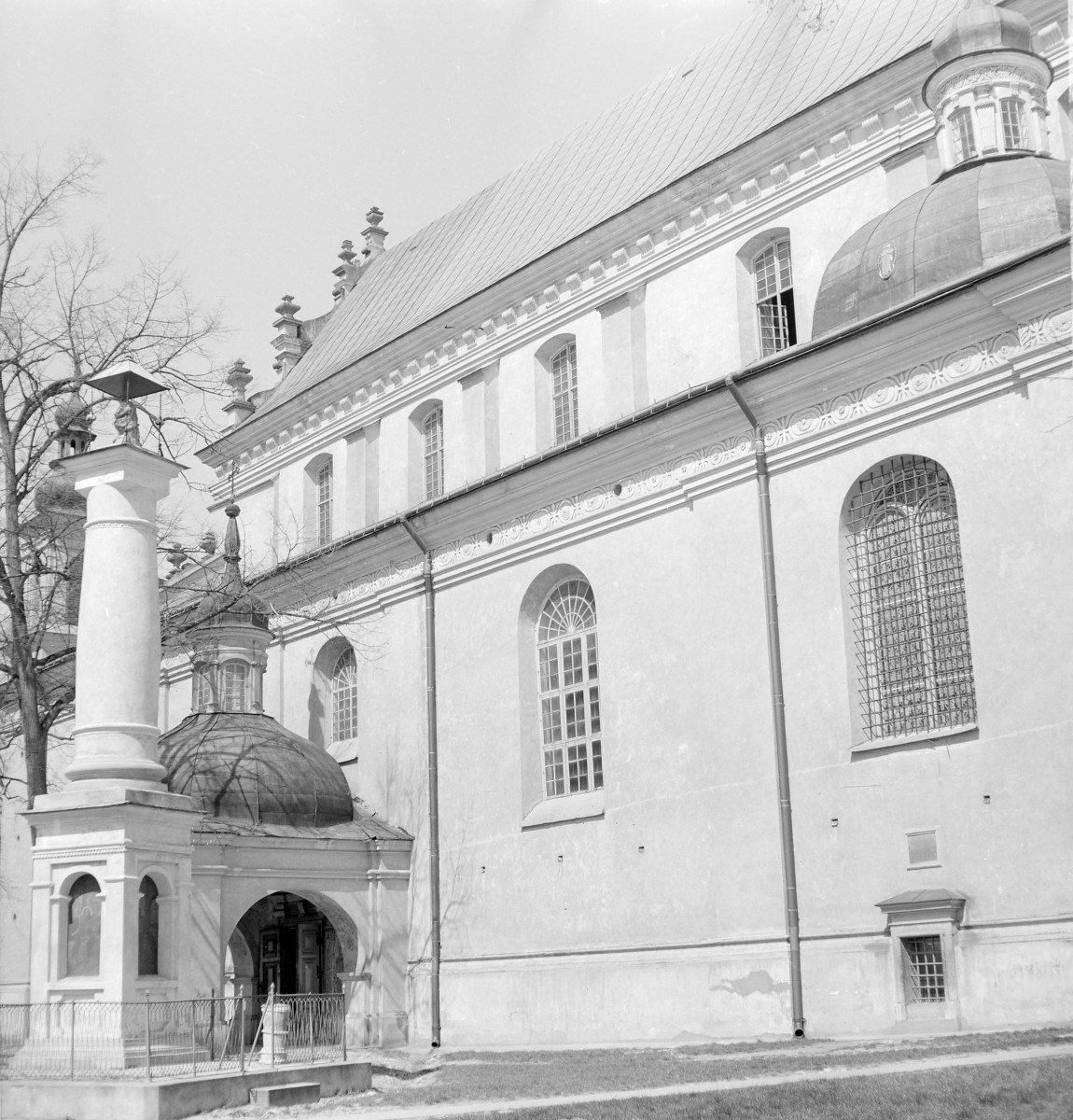 bazylika pw. Zwiastowania Najświętszej Marii Panny - elewacja południowa, fragment, skan 1