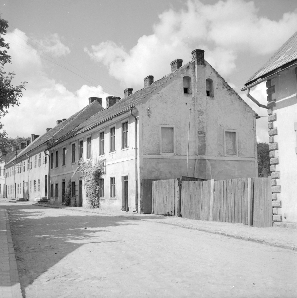 Budynek poklasztorny - elewacja boczna oraz frontowa., skan 1