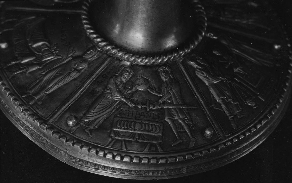 Katedra pw. Wniebowzięcia Najświętszej Marii Panny i św. Wojciecha - wnętrze: kielich z Trzemeszna, romański, fragment stopy, skan 1