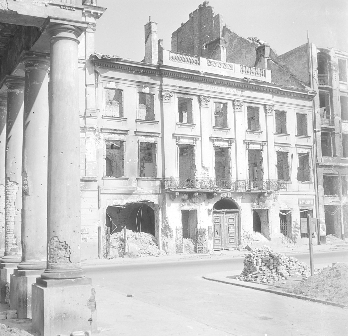 Pałac Małachowskich. Zniszczona elewacja frontowa., skan 1