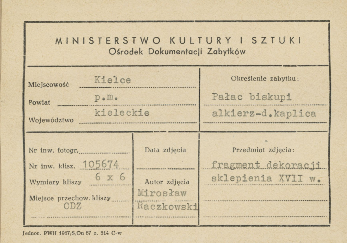 Pałac biskupów - wnętrze, alkierz - d. kaplica, fragment dekoracji sklepienia , medalion z herbem Korab, - metryczka, skan 1