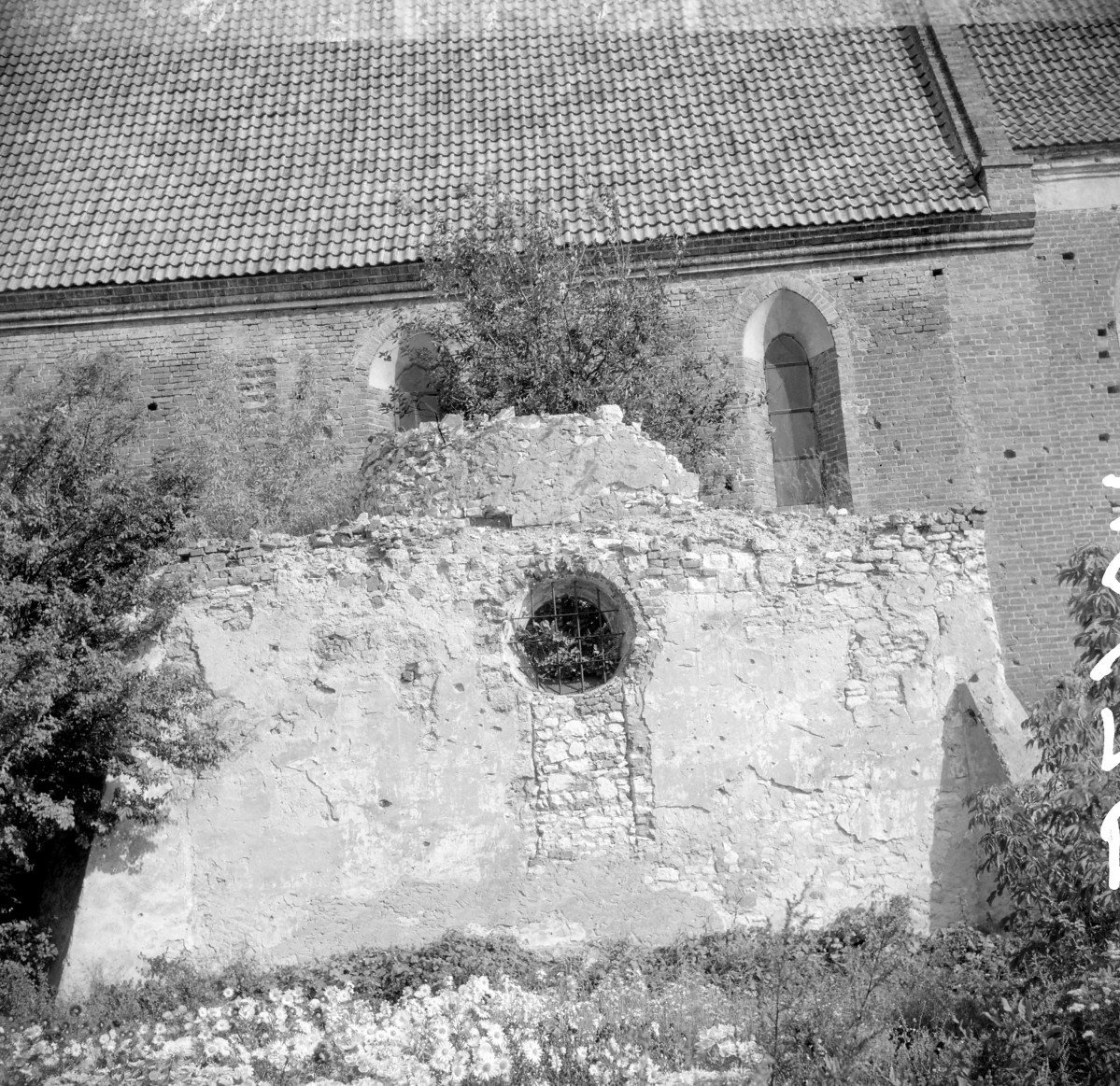 kościół pofranciszkański, ob. filialny pw. św. Jana Chrzciciela - fragment elewacji, skan 1