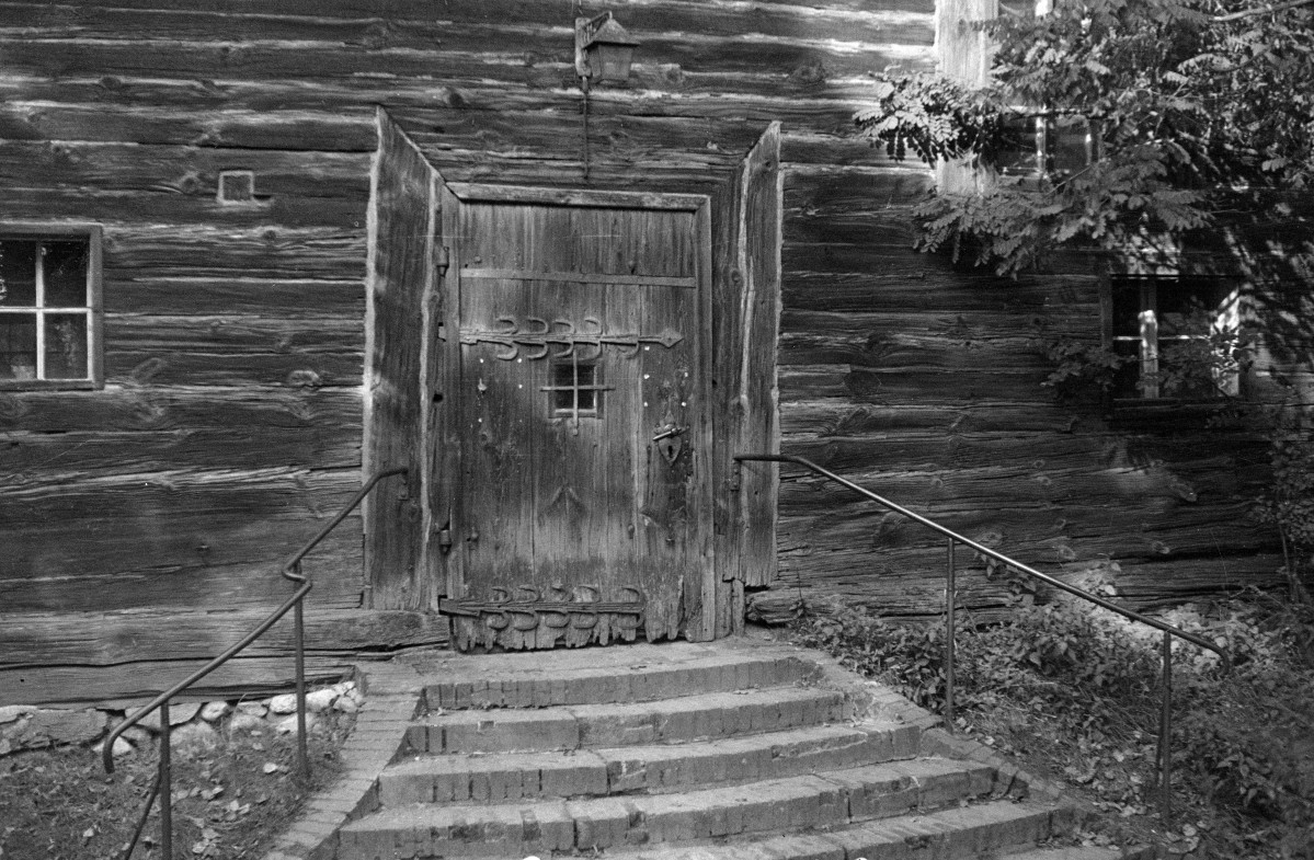 kościół - zabudowa drewniana, portal, skan 1