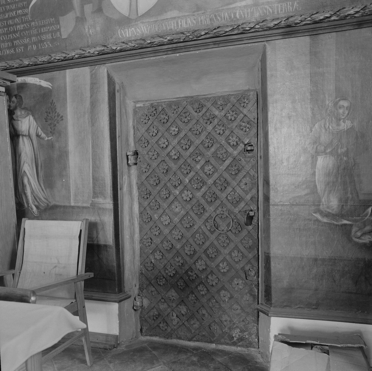 ratusz miejski - wnętrze - sala sądowa - drzwi żelazne, skan 1