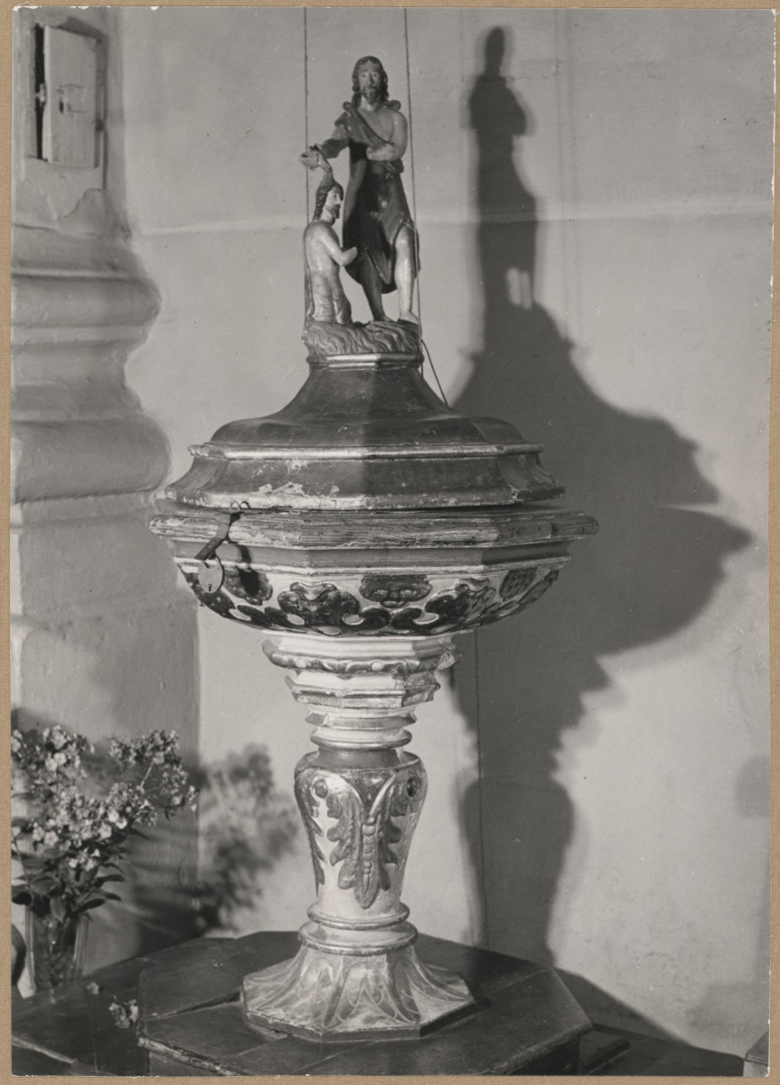 Kościół parafialny pw. św. Pawła - wnętrze, widok chrzcielnicy, skan 1