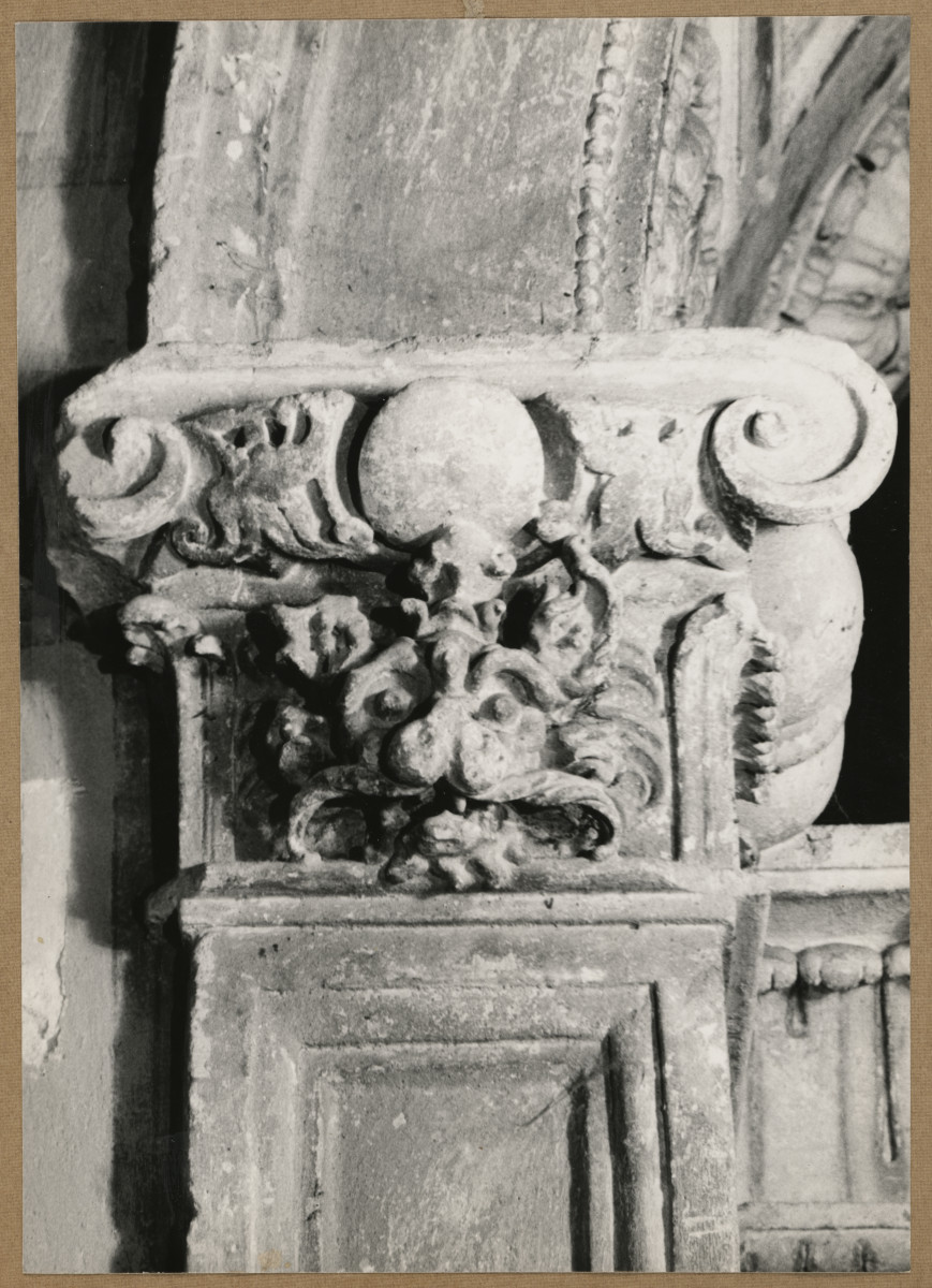 Kaplica Firlejów - portal - fragment - głowica pilastra, skan 1
