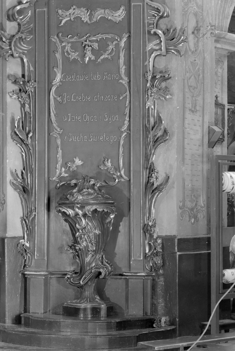 kościół, ob. parafialny pw. św. Ludwika, dawny klasztor popauliński - wnętrze: chrzcielnica, skan 1