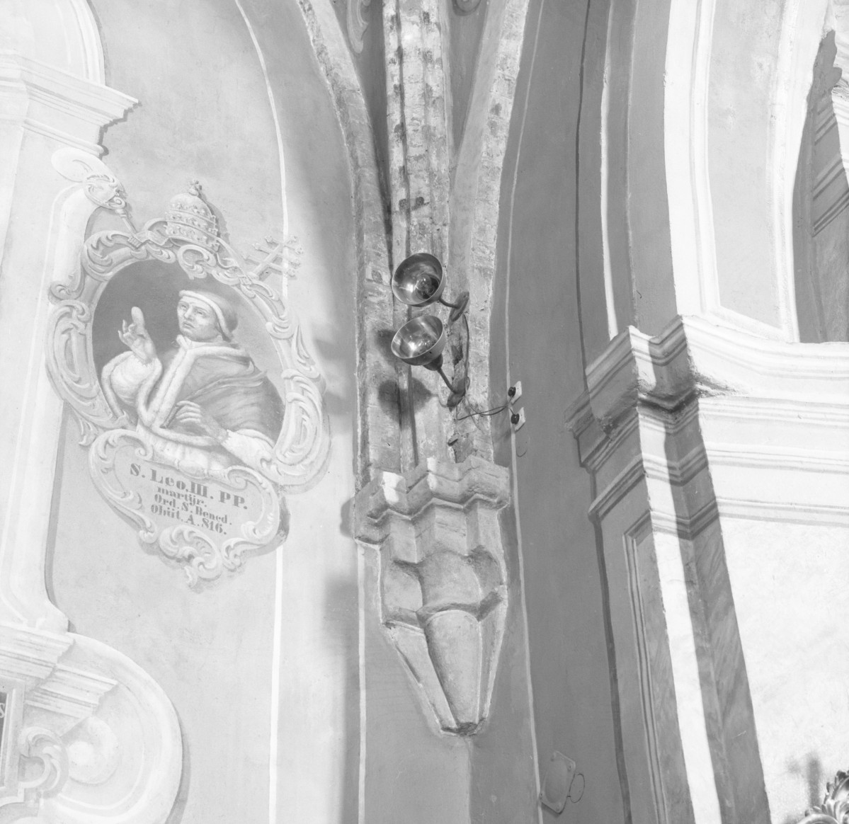 klasztor ss. Mniszek Benedyktynek - kościół pw. Najświętszej Maryi Panny i św. Wojciecha - wnętrze - prezbiterium - wspornik w południowo - zachodnim narożu, skan 1