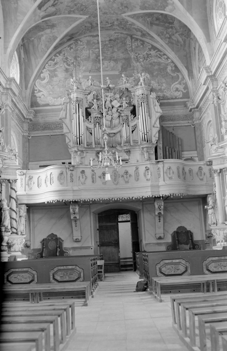 klasztor franciszkański - wnętrze, skan 1