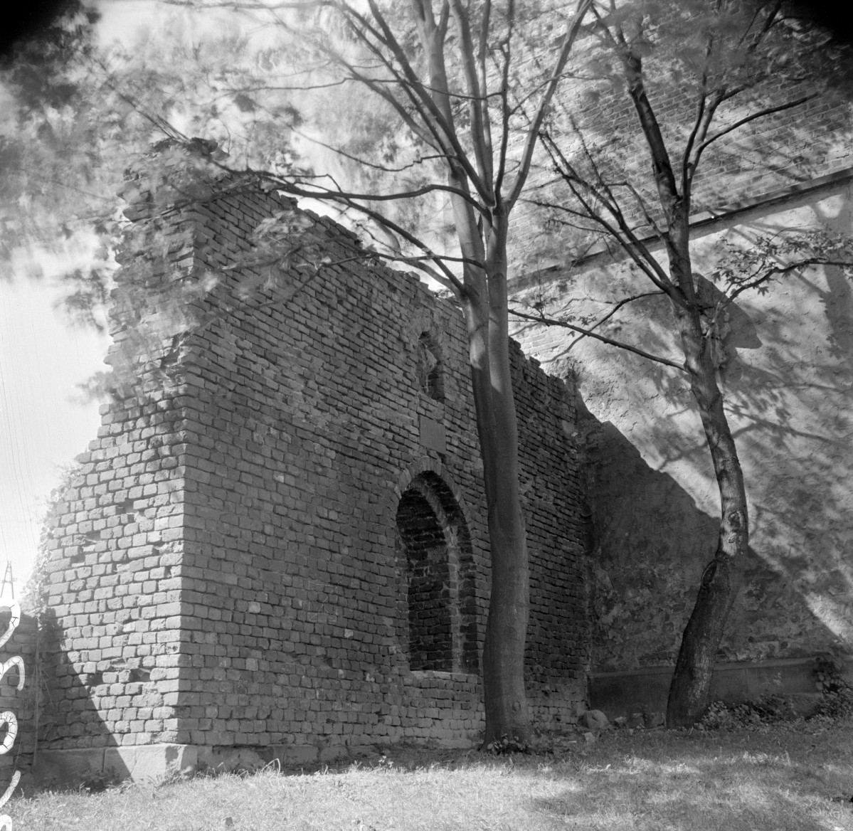 kolegiata Bożego Ciała - mur otaczający kościół. Fragment przy wieży , skan 1