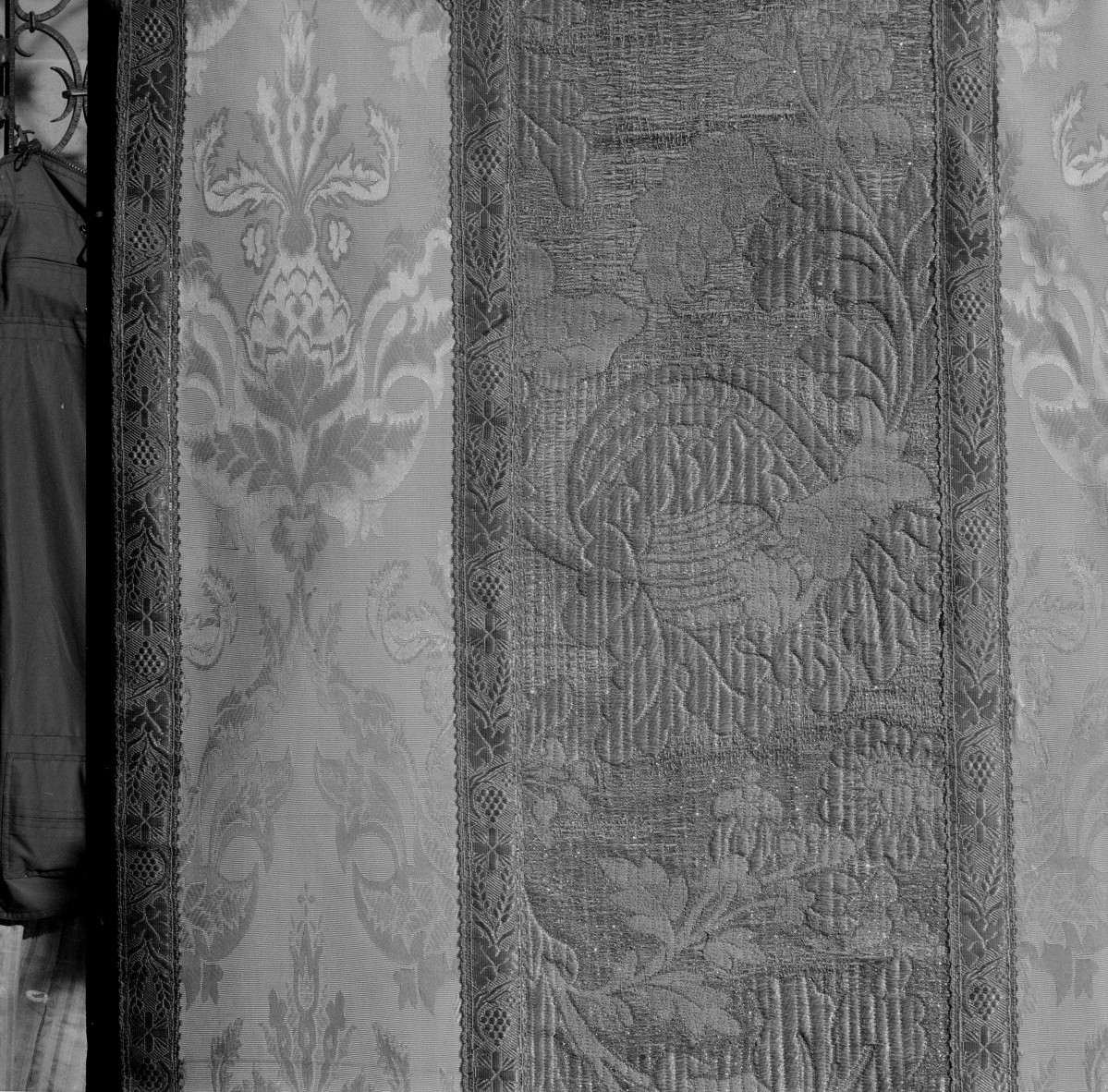 Skarbiec Katedralny - Ornat. Niemcy. Fragment kolumny i raportu wzoru tkaniny boków., skan 1