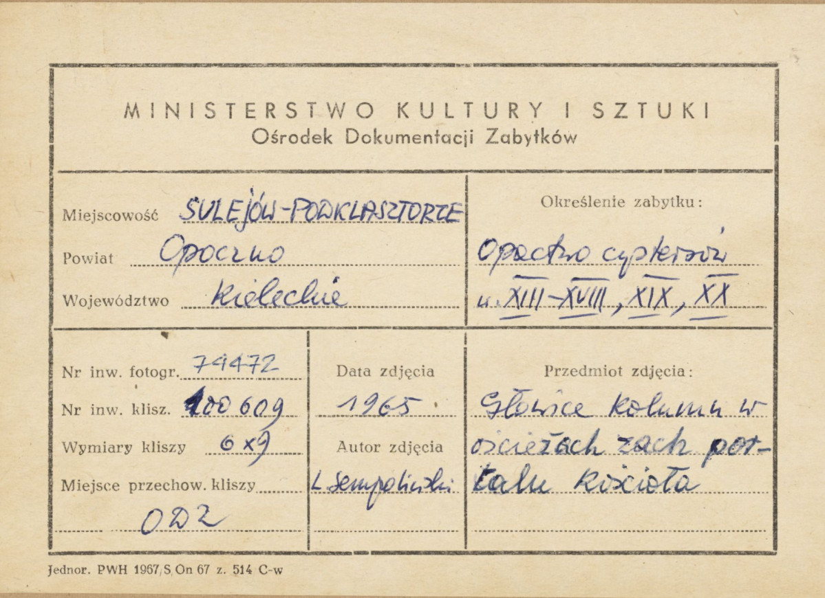Zespół opactwa cystersów - portal główny kościoła, widok na głowice kolumienek po lewej stronie - metryczka, skan 1