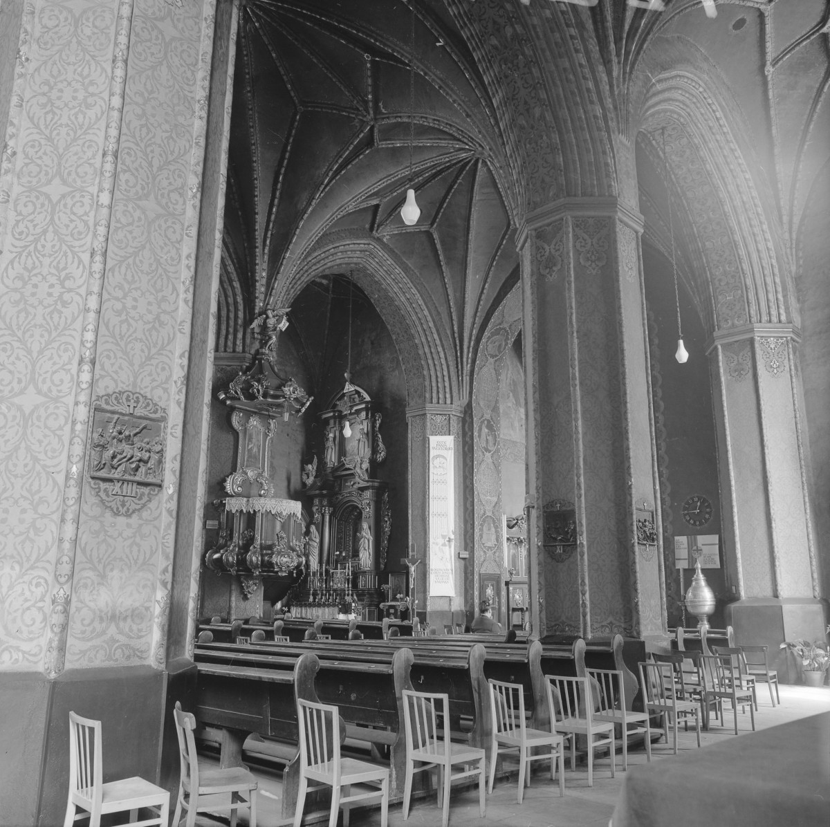 Katedra św. Marcina i Mikołaja - wnętrze: halowe wnętrze., skan 1