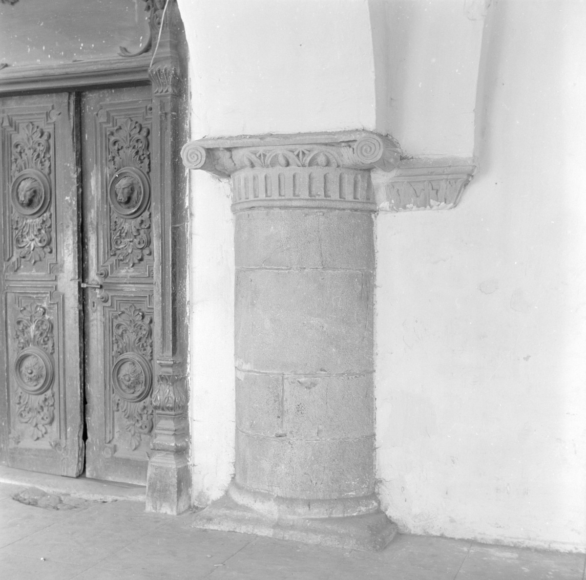 kamienica - podcienie, kolumna, skan 1