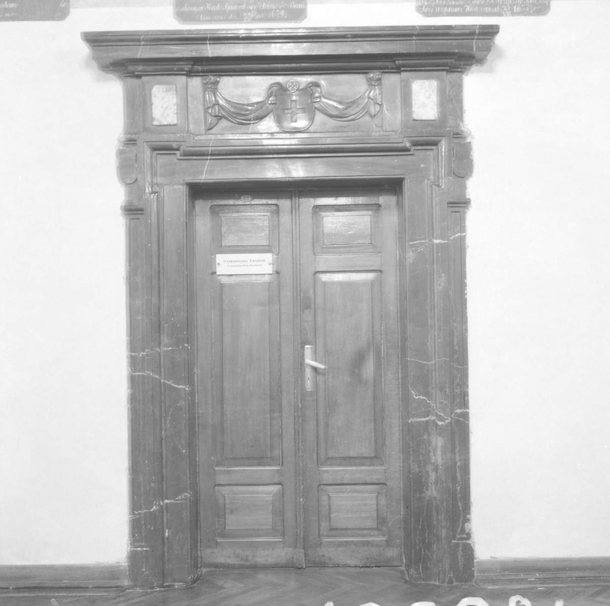 pałac Biskupów Krakowskich - Izba Stołowa Górna /sala portretowa/ /I p./ - portal do pomieszczeń biskupich, skan 1