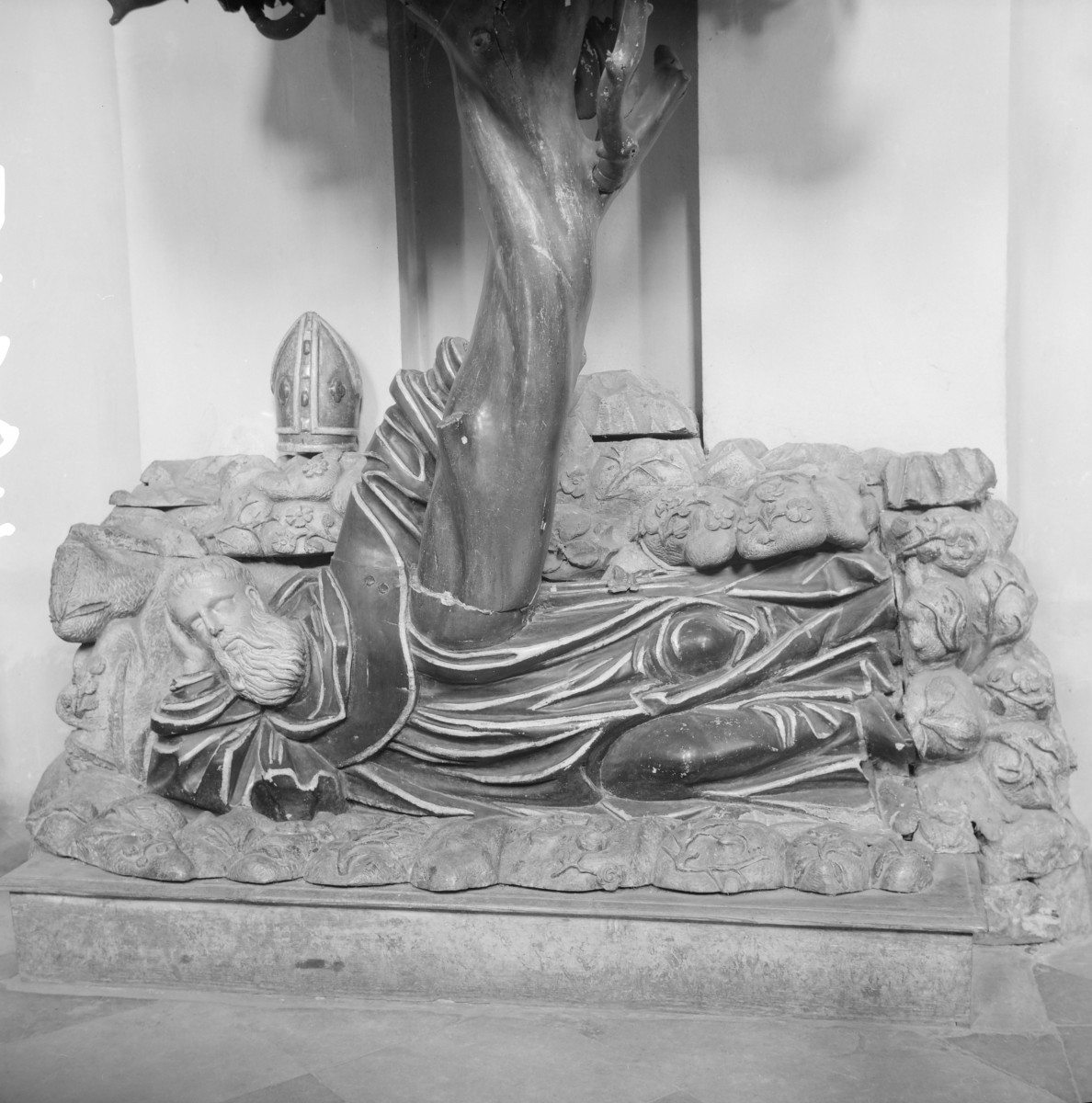 kościół pobenedyktyński pw. św. Michała Archanioła - wnętrze: fragment ambony, skan 1