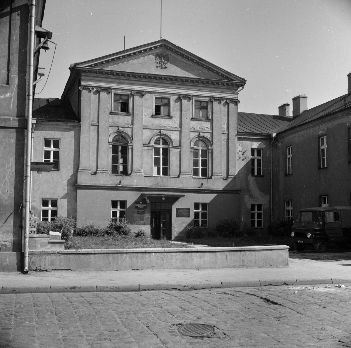 I Liceum Ogólnokształcące im. Adama Asnyka - elewacja frontowa, ryzalit, skan 1