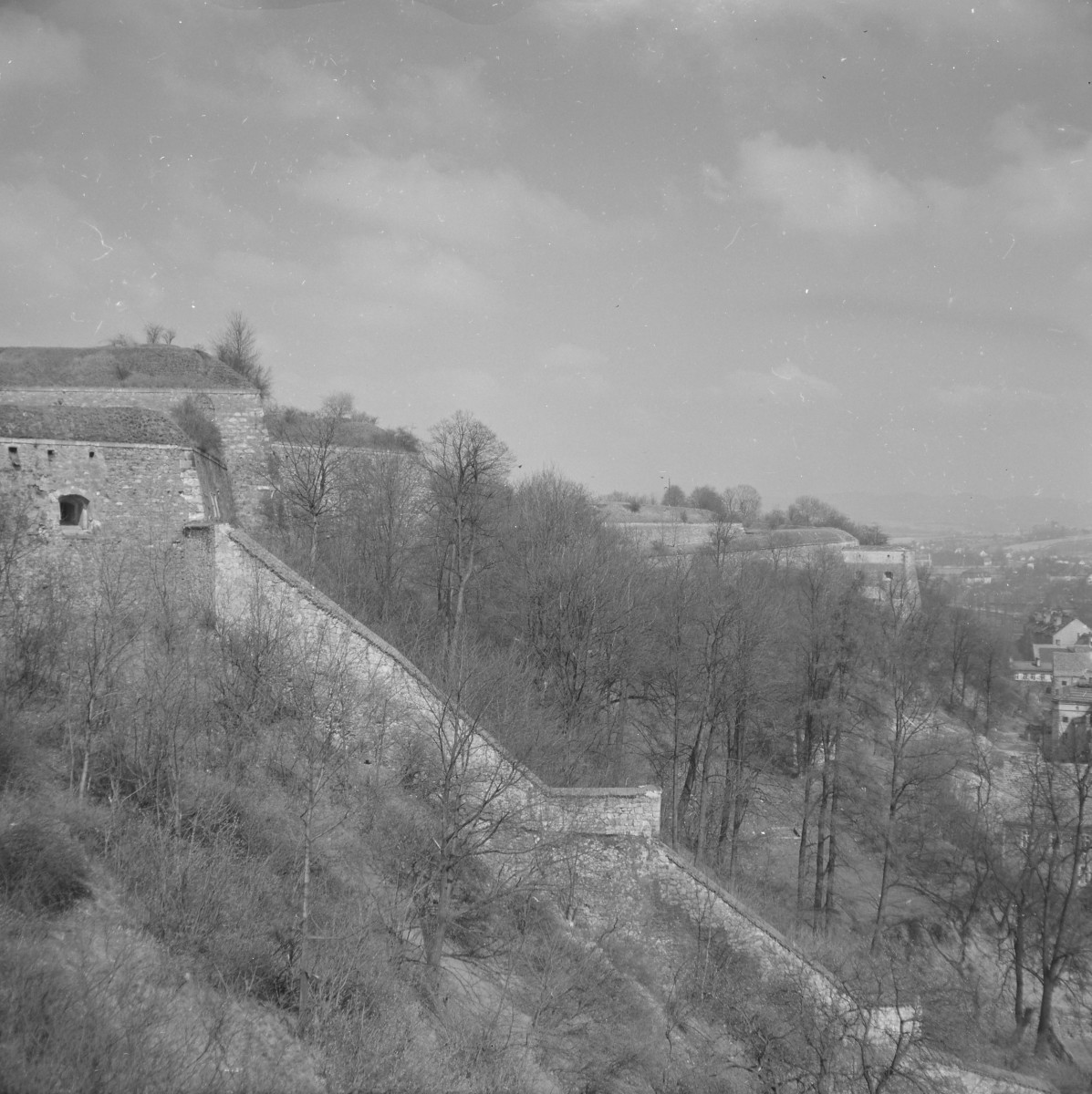 Twierdza. Fragment murów obronnych., skan 1