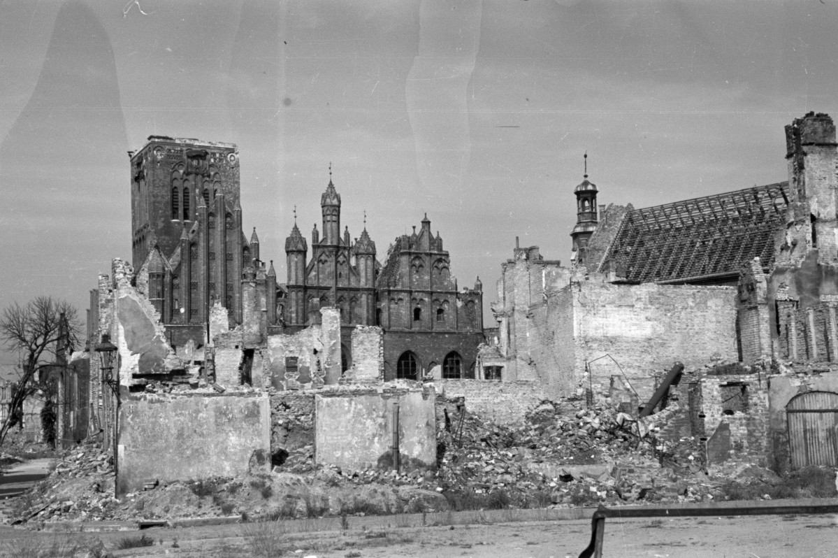 kościół parafialny, ob. rektorski pw. św. Katarzyny i kościół brygidek - widok ruin, skan 1