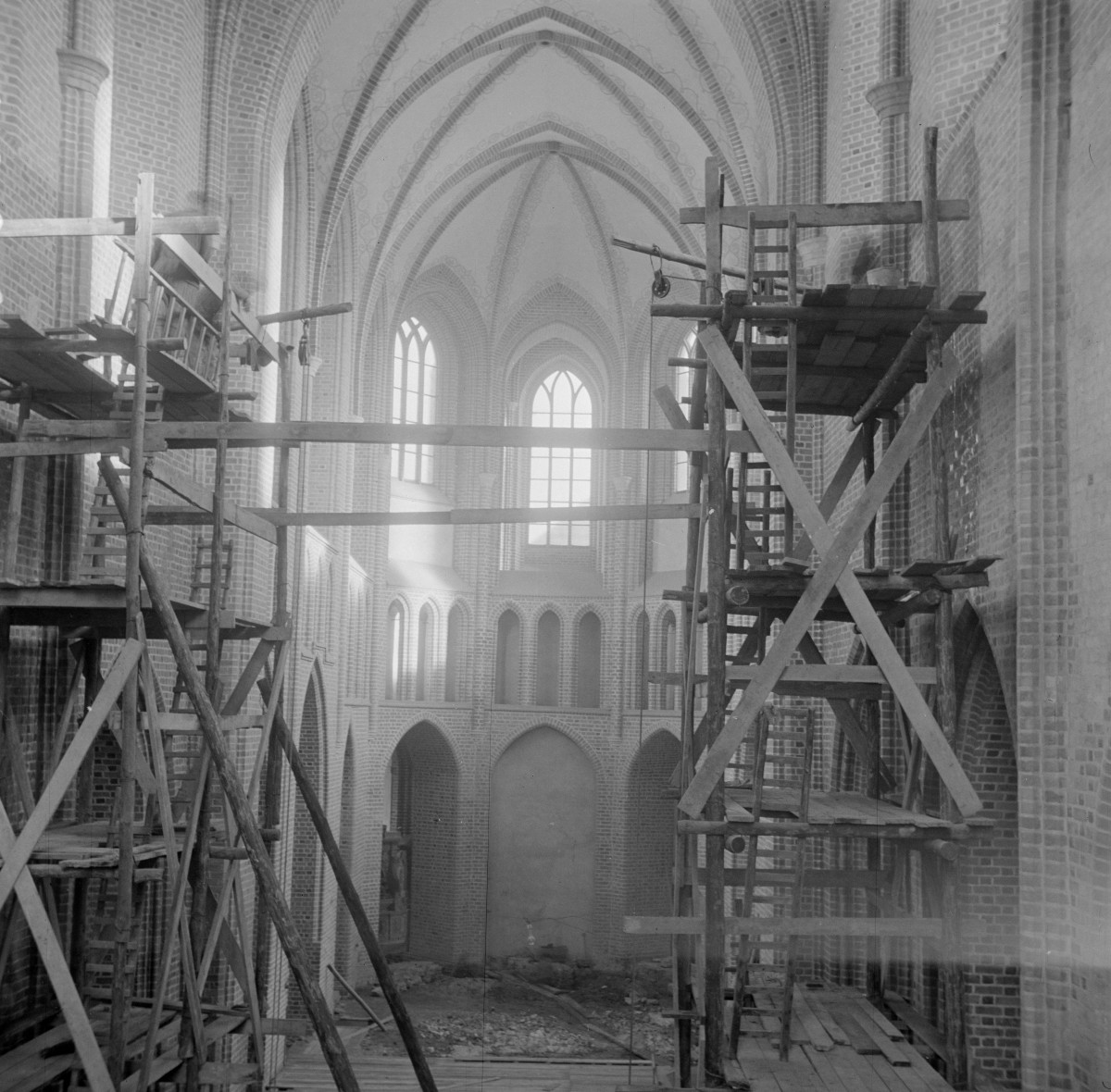 wnętrze i prezbiterium Bazyliki archikatedralnej Świętych Apostołów Piotra i Pawła w Poznaniu w czasie odbudowy, skan 1