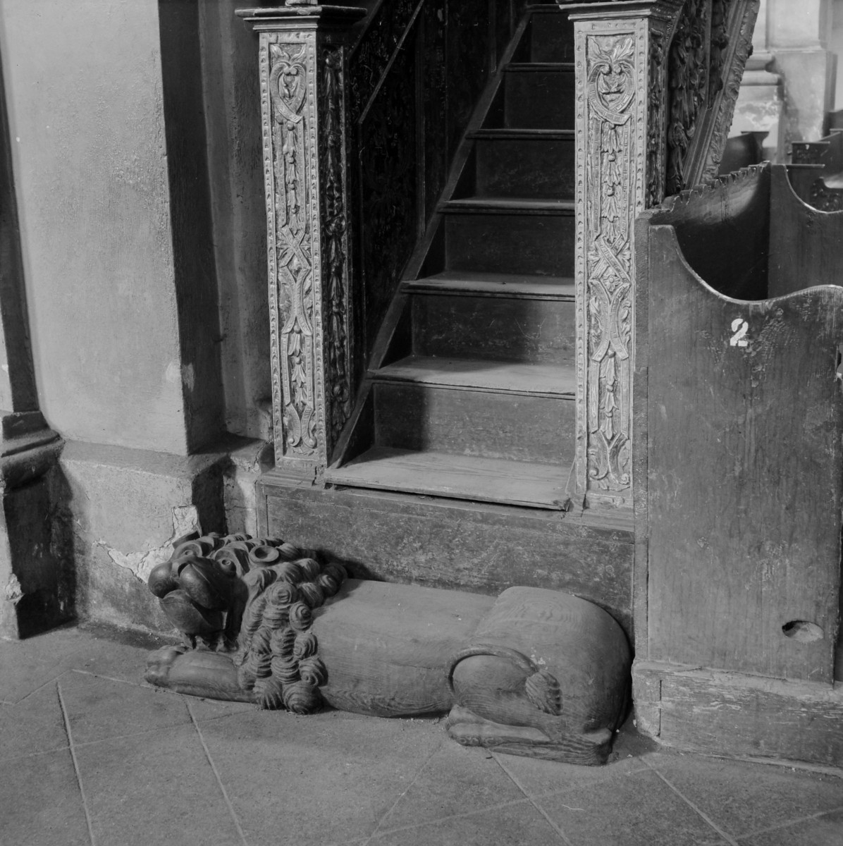 Bazyliki Wniebowzięcia NMP - wnętrze: prezbiterium, płaskorzeźby i progi w kształcie leżących lwów oraz stalle, skan 1