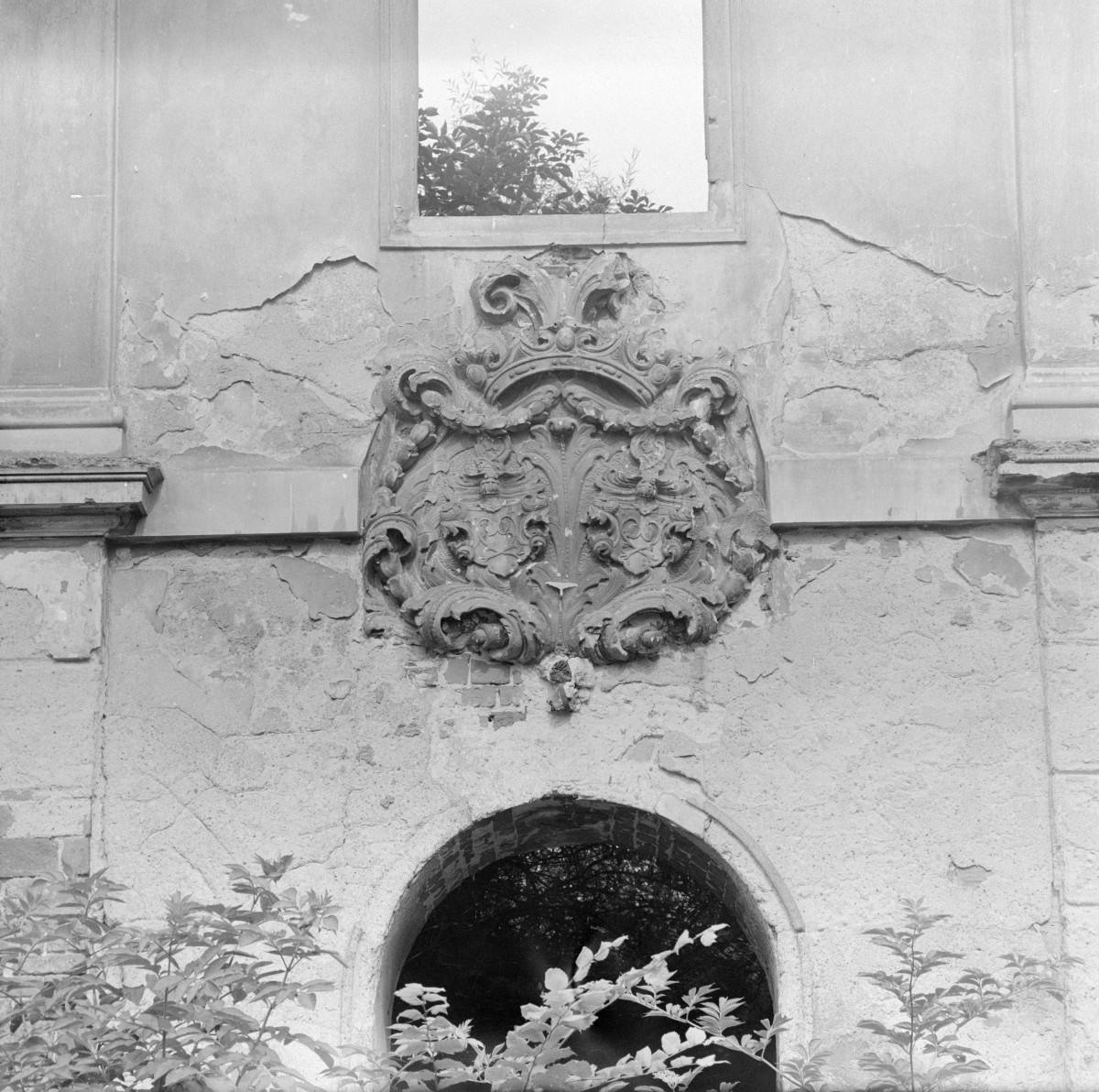 pałac (ruina) 2. połowa XVII w. - elewacja wschodnia kartusz herbowy, skan 1